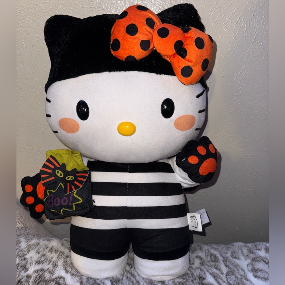 Hello Kitty Halloween Greeter